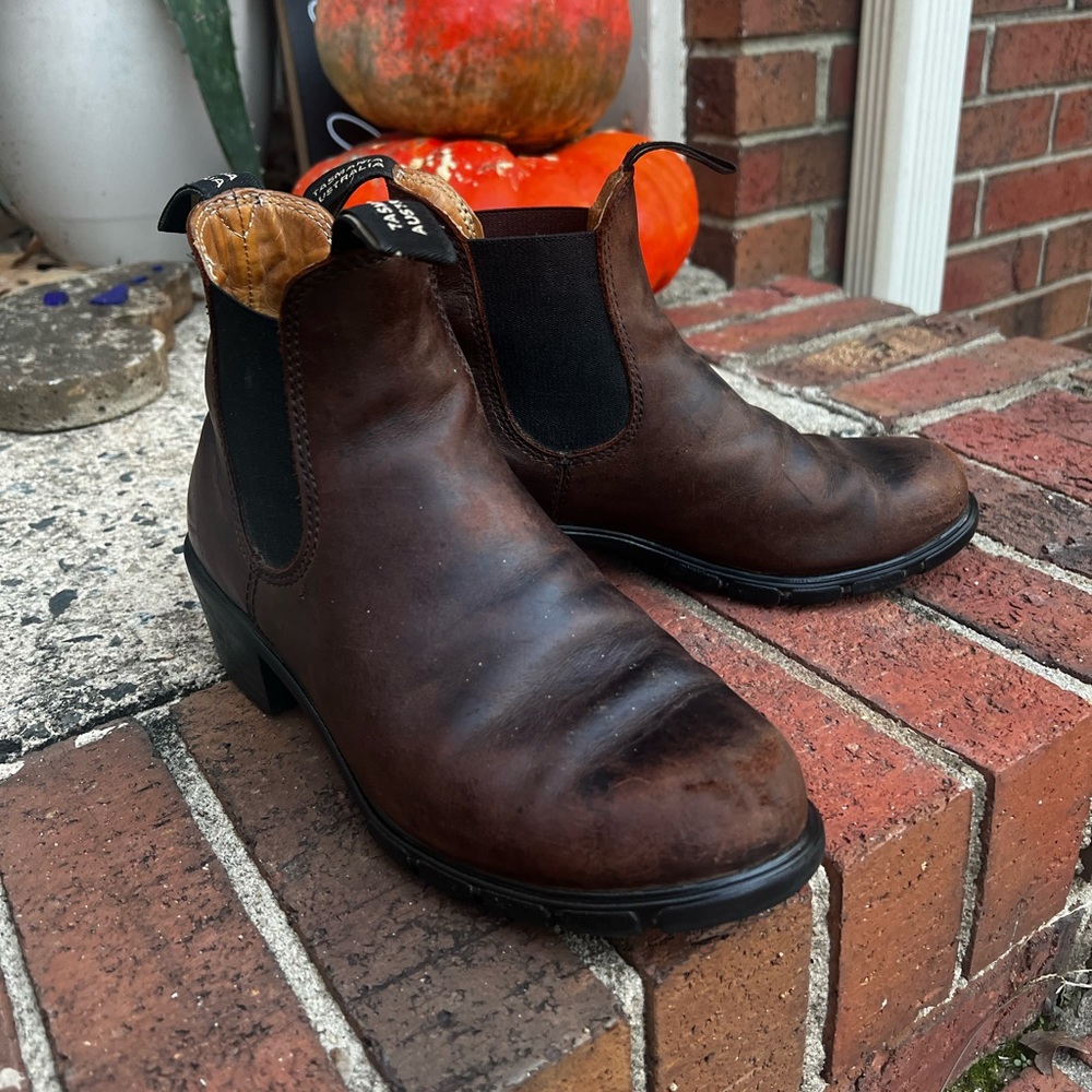 Blundstone Heeled Chelsea Boot Antique Brown